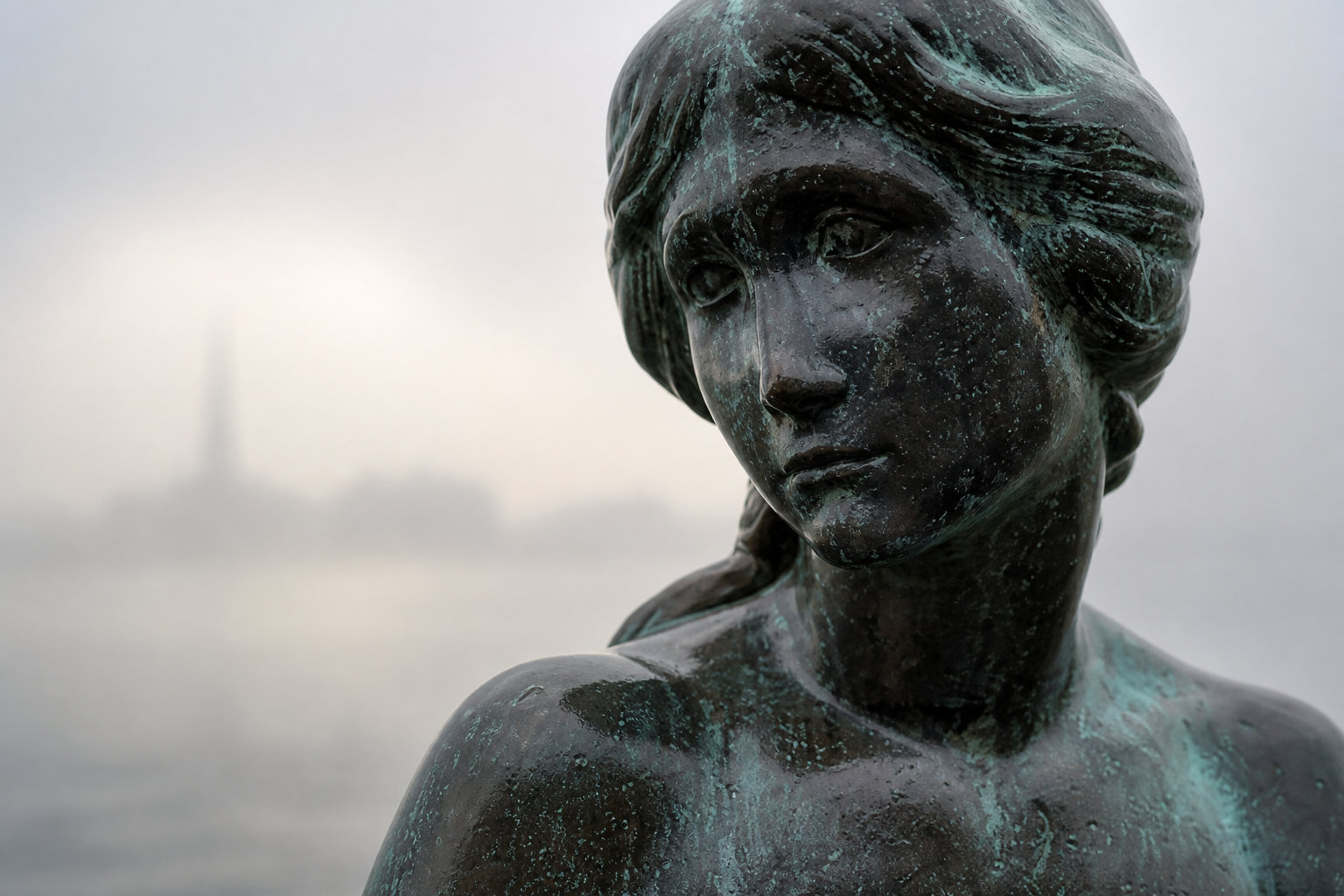 La statue de la Petite Sirène : une icône face à la mer Baltique