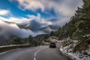 Route de vizzavona corse sous le brouillard