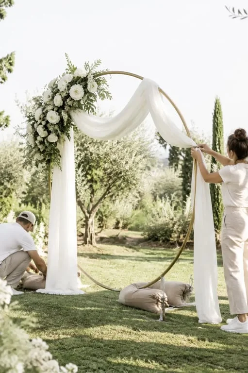 Arche mariage en cours d'installation avec décoration et stabilité