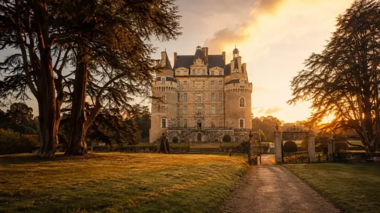 Château de Brissac : 7 étages, 204 pièces et les réflexes utiles pour une visite réussie