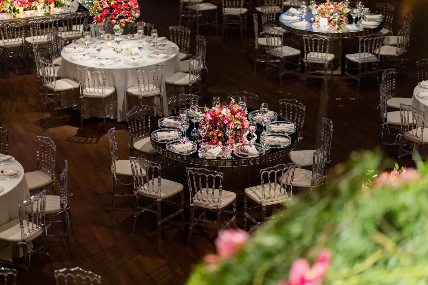 Salle de réception dressée avec des tables rondes