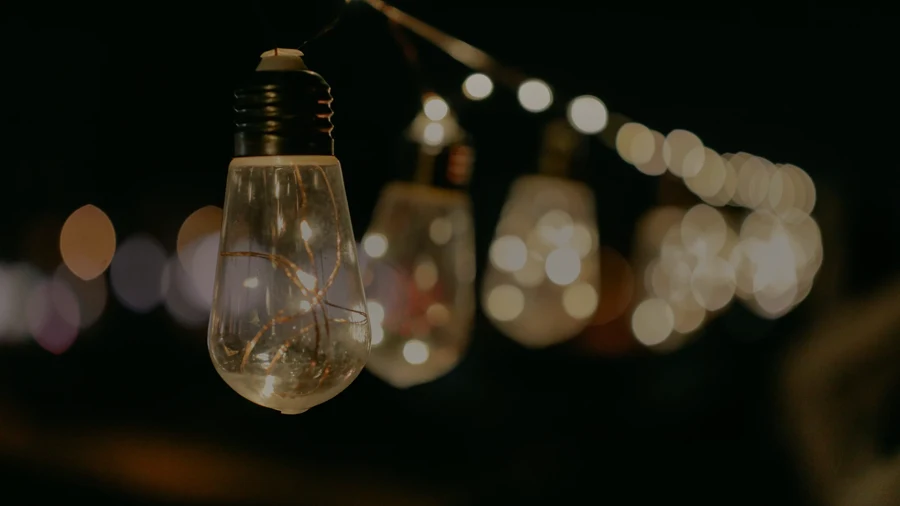 Ampoule à filament d'une guirlande extérieure vue de près