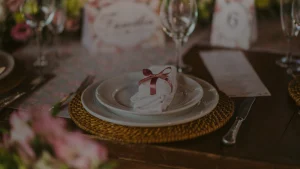 Alliances préparées pour une cérémonie de mariage