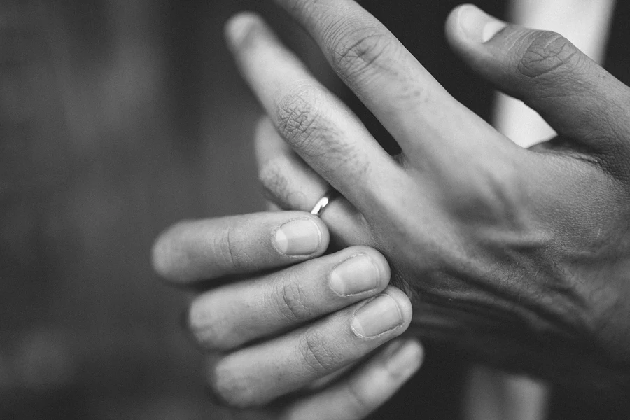 alliances de mariage posées sur une table de réception