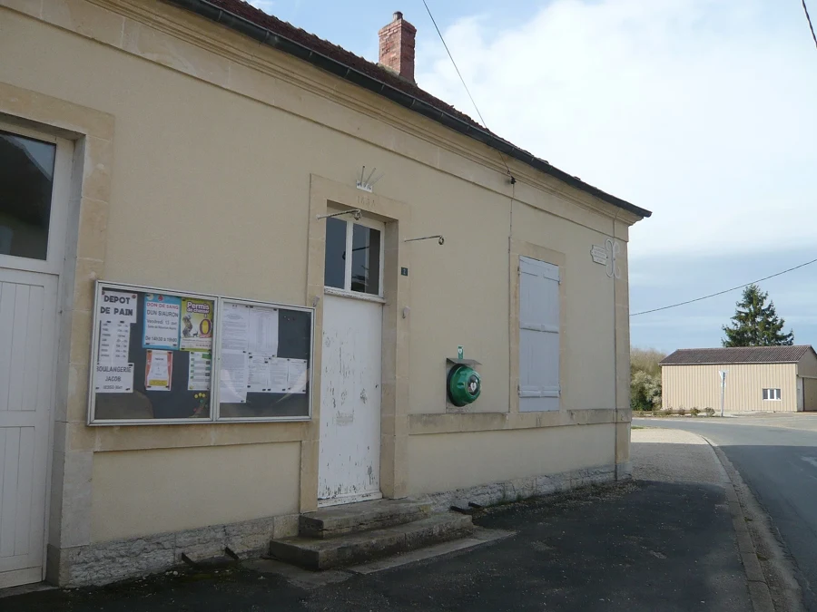 Façade de la mairie d'Osmery, dans le Cher, avec son panneau d'affichage vitré à côté de la porte